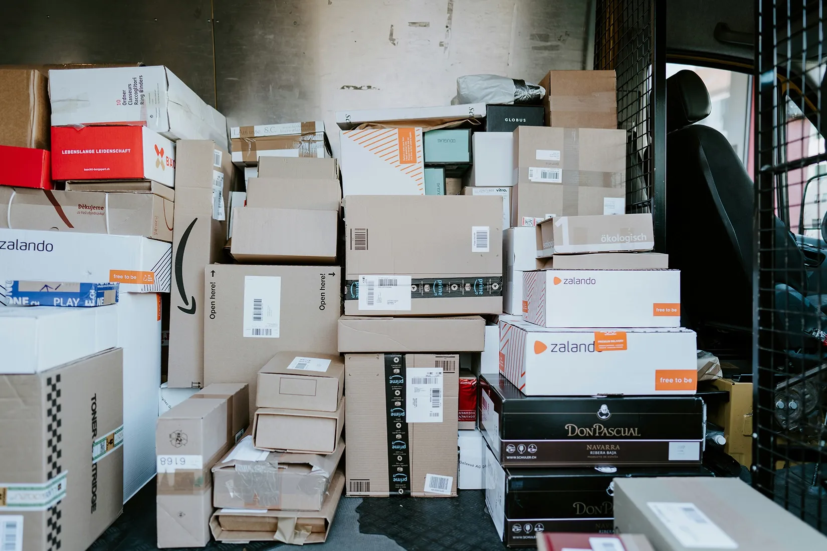 Last Mile Delivery Solutions: Bridging the Gap Between Warehouses and Customers