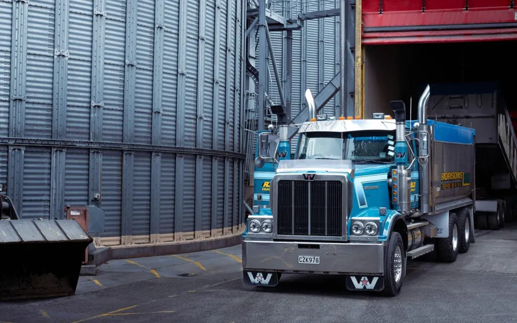 Traditional vs autonomous trucks Traditional vs autonomous trucks
