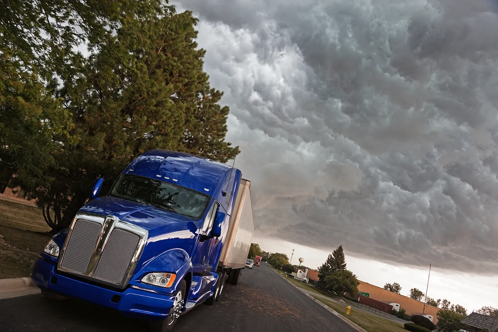 What does freight broker do What does freight broker do